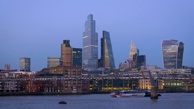 泰晤士河对岸的伦敦金融城的办公大楼视频素材