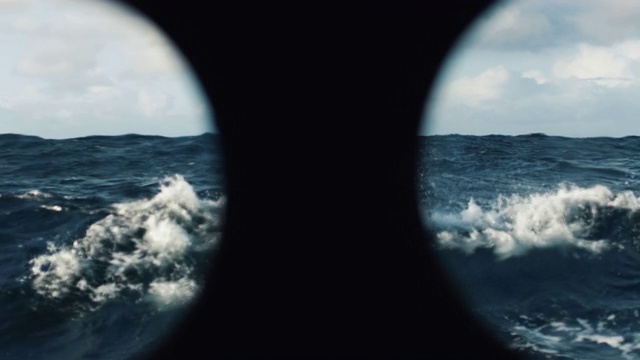 在波涛汹涌的海面上，从一艘船的舷窗里视频素材