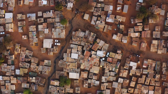 空中旋转的不平等的观点，密集过度拥挤和人口稠密的非洲城镇(棚户区营地)。南非极度贫困视频素材