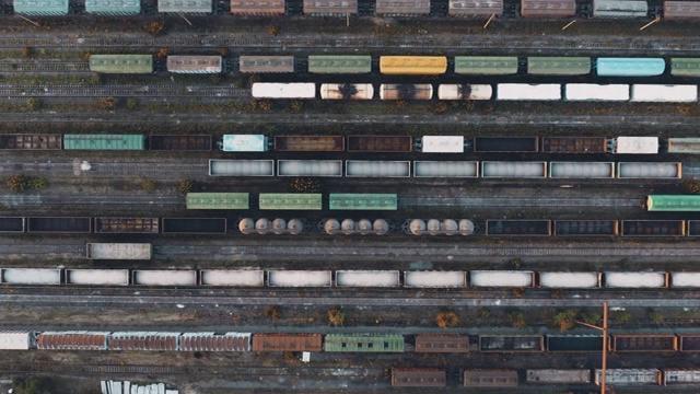 货运列车站在火车站高空拍摄，经营铁路运输视频素材