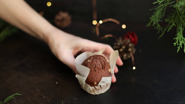 巧克力松饼纸杯蛋糕自制烘焙蛋糕在桌子上圣诞灯新年对待美味的服务大小的部分俯视图拷贝空间文字食物背景乡村视频素材