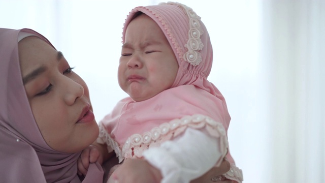 宝宝可爱的女孩在泰国曼谷和妈妈一起哭。视频素材