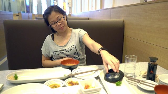 亚洲女性在吃完一顿饭后会吃得很饱。视频下载