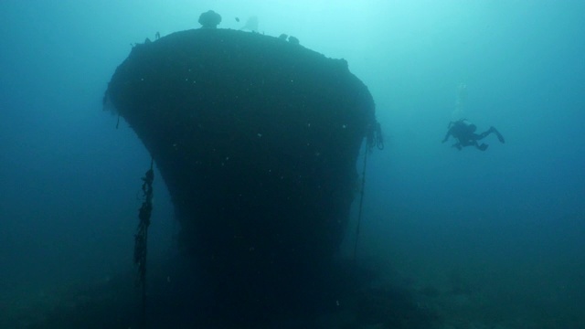 台湾海底沉船的巨大船首视图视频下载