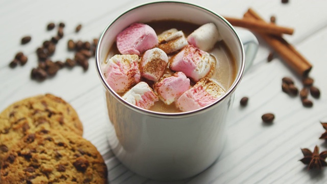一杯热巧克力或可可加棉花糖视频素材