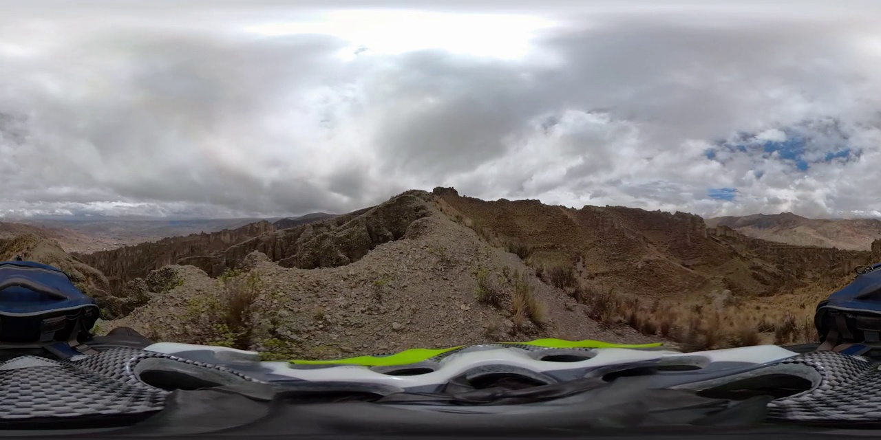 360度视角的游客探索在落基山脉日落山和一些Pointy在“山谷de Las Animas”(Animas山谷)在拉巴斯/玻利维亚视频下载