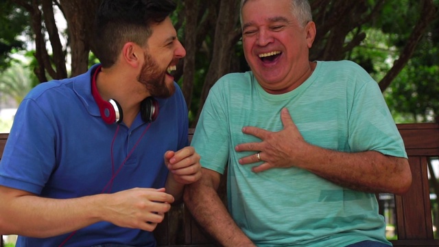 爸爸/爷爷和儿子在公园里笑视频素材