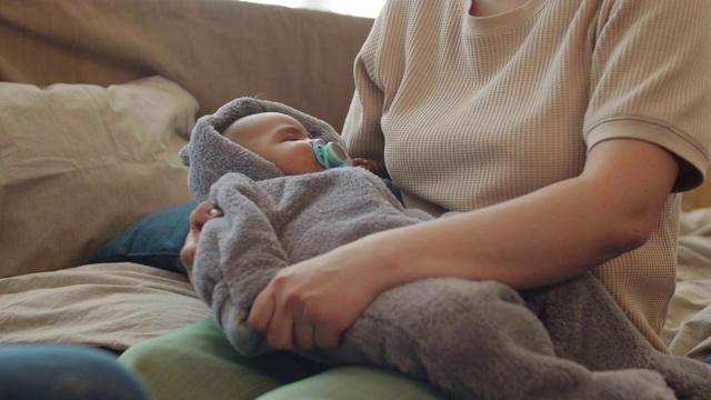 妈妈摇着宝宝睡觉视频素材