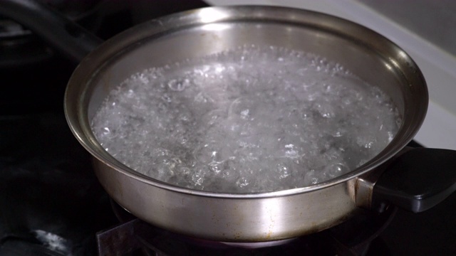 实时/水在小平底锅沸腾视频素材