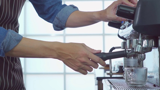 咖啡馆里的咖啡师正在煮咖啡视频素材