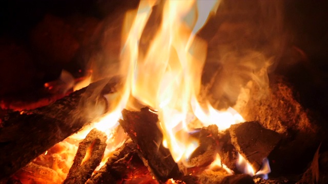 印度尼西亚巴厘岛燃烧木柴的景象视频素材