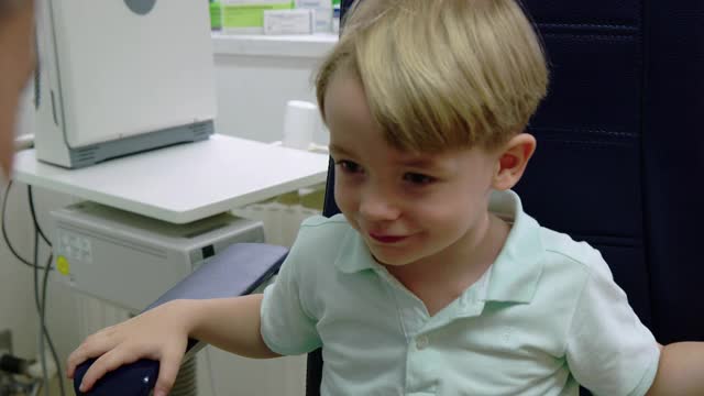 小男孩正在接受耳鼻喉科医生的临床检查视频下载