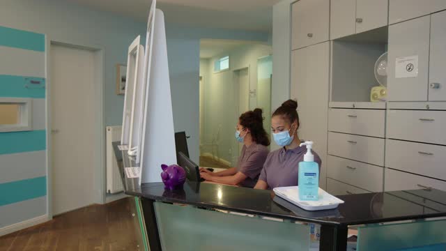 在医院接待处工作的妇女视频素材