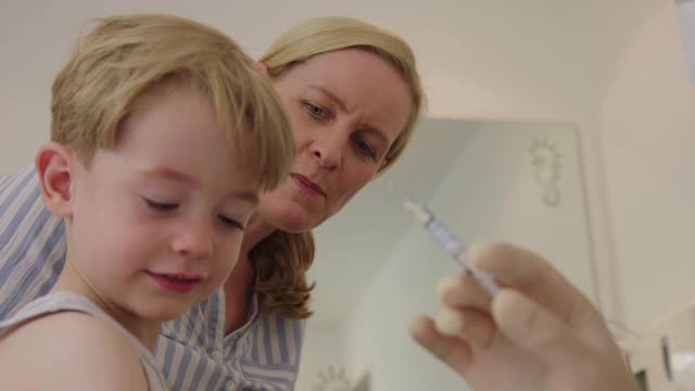 医生给小男孩接种疫苗视频素材
