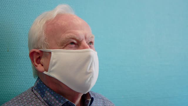 一位老人正在医院测体温视频素材