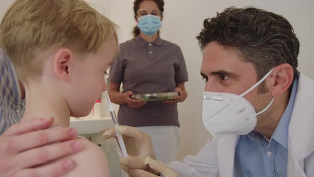 儿科医生给一个孩子打鼻疫苗视频下载