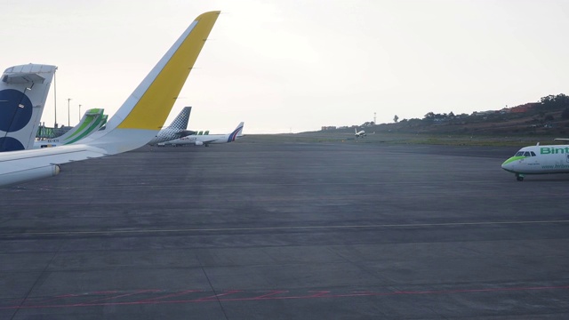 机场跑道上有飞机起飞和降落。视频素材
