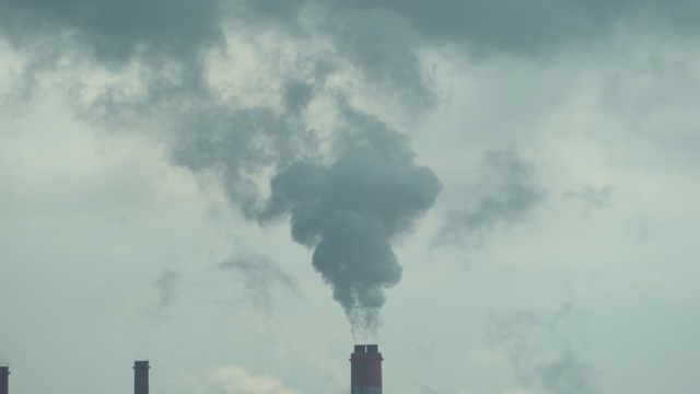 燃煤发电厂的蒸汽烟囱视频素材