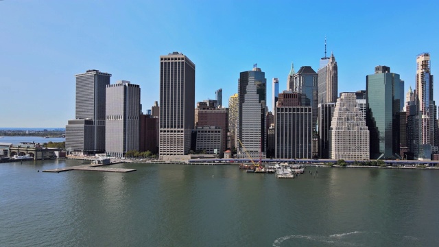 曼哈顿天际线，一架纽约警察直升机飞行的直升机，正在经过曼哈顿的一天，在纽约市，美国。视频素材