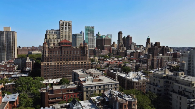 空中飞过布鲁克林的屋顶和美丽的布鲁克林公寓在壮观的建筑物在纽约市视频素材