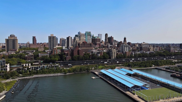 美国纽约市哈德逊河上空布鲁克林市中心的鸟瞰图视频素材