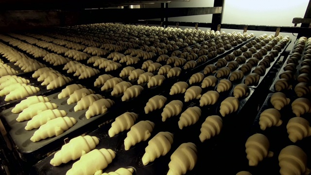 工厂里有数百个未烤的羊角面包视频素材