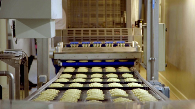 工厂生产线上的生牛角面包视频素材