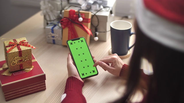 女人绿屏智能手机网上购物为圣诞节视频下载