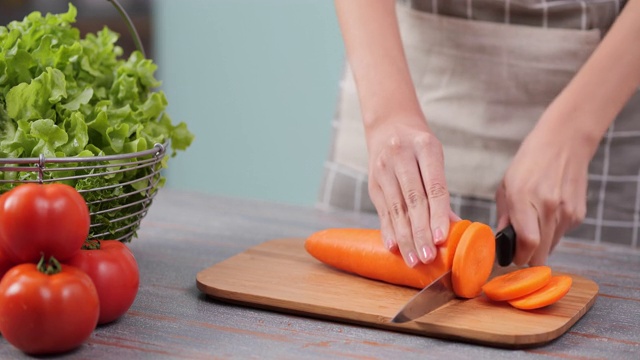 近手概念:准备蔬菜:切胡萝卜，切蔬菜。视频下载