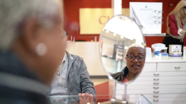 高级售货员在一家眼镜店向顾客展示眼镜视频素材