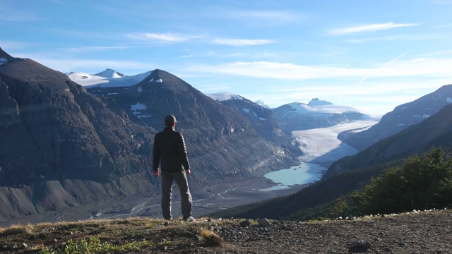 旅行者在萨斯喀彻温冰川帕克岭的班夫国家公园欣赏风景视频下载
