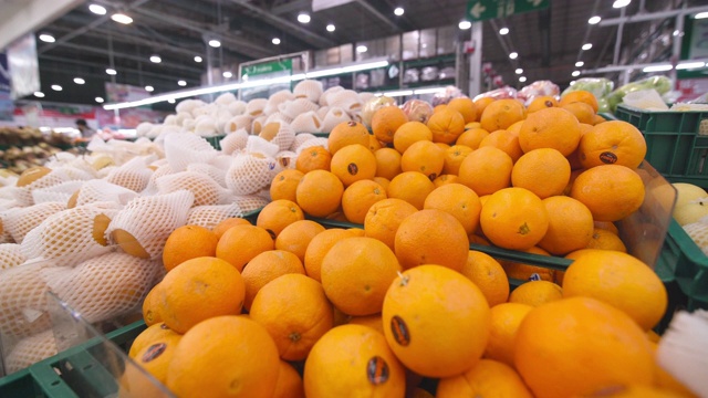 在超市买橘子和水果视频下载