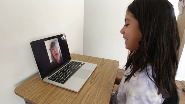 初中女孩与她的老师视频聊天视频素材