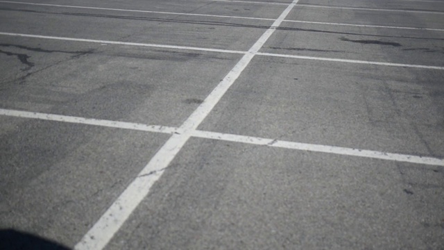 在一个空的停车场没有车停在空间-破产或丧失抵押品赎回权的概念视频下载
