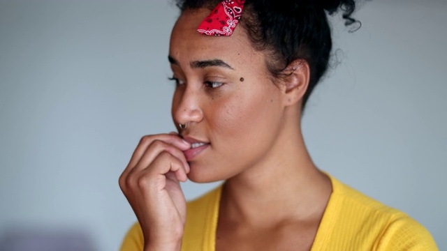 女人在焦虑和压力下咬指甲。黑女孩咬指甲视频素材