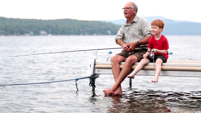 爷爷和孙子在夏天钓鱼视频素材