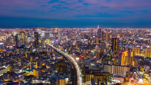 日本大阪市高速公路和建筑物上的汽车。《暮光之城》。视频素材