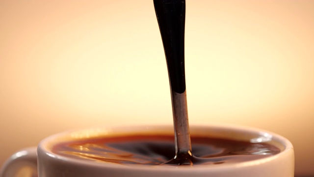 用勺子慢动作搅拌热咖啡杯视频下载