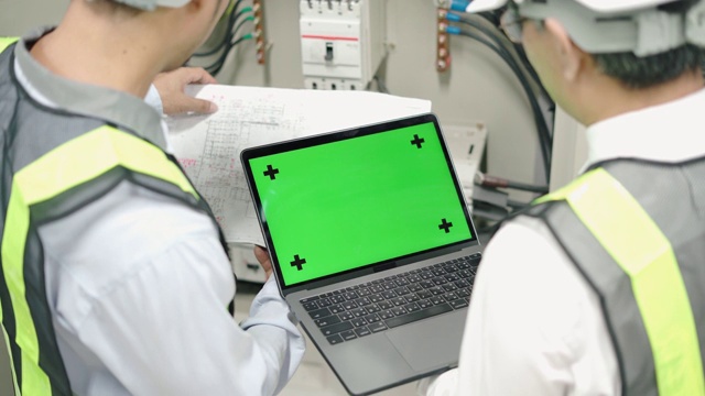 工业工程师使用绿色模拟屏幕在个人电脑上工作视频下载