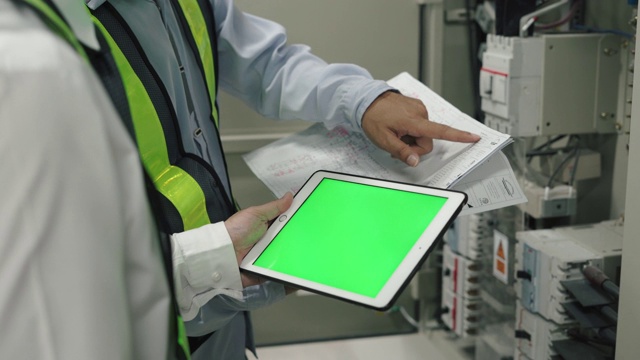 工业工程师使用绿色模拟屏幕在个人电脑上工作视频下载