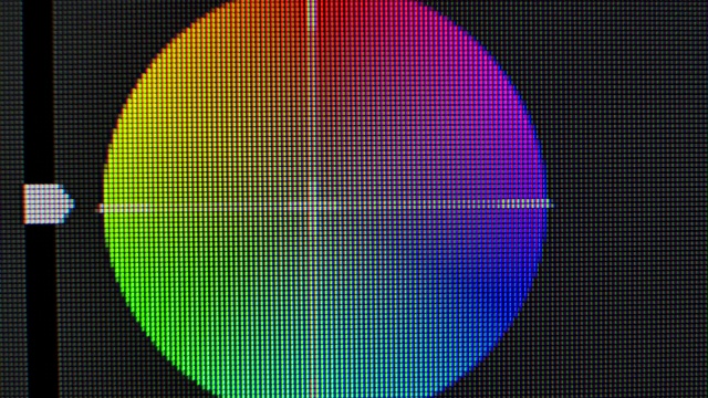色彩校正圆轮在显示器屏幕上拉近。像素放大与红色，蓝色和绿色发光晶体和图案在计算机图形显示器上视频下载