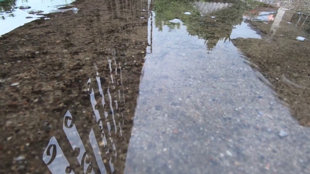雨后水的倒影滞留在屋前视频素材