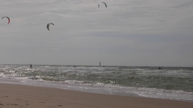 一群在海上玩风筝的人视频下载