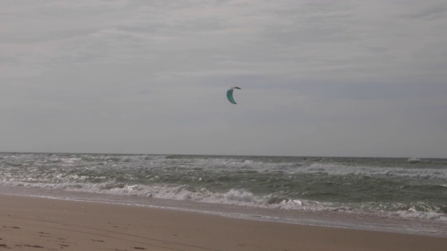 一群在海上玩风筝的人视频下载