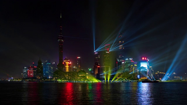 4k时光流逝:中国上海浦东陆家嘴金融区摩天大楼灯光秀。视频素材
