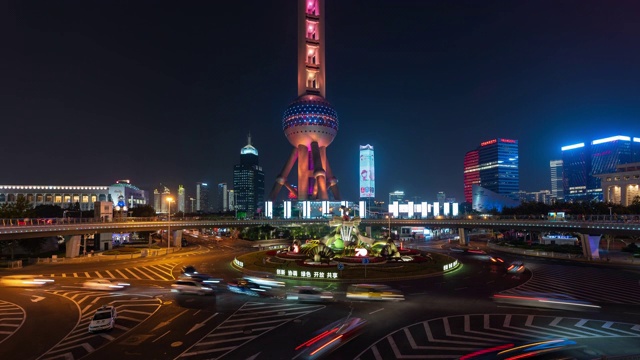 4K时间推移:中国上海陆家嘴明珠环岛人行天桥上的交通灯轨迹。视频下载