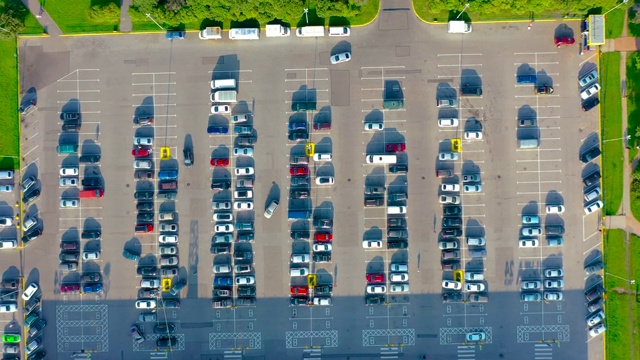 从空中俯瞰停车场，许多车在超市购物，在城市杂货店。视频下载