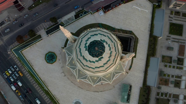 马尔马拉大学清真寺未来主义建筑在伊斯坦布尔从空中鸟瞰俯视的视角视频下载