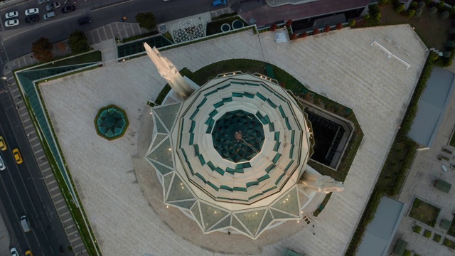 从空中鸟瞰伊斯坦布尔的马尔马拉大学清真寺未来主义建筑视频下载