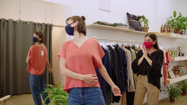 女性戴着口罩在精品店购物视频下载